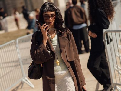 Ξέχνα τα μαύρα jackets: Το καφέ είναι το κομψό χρώμα που επιλέγουν τώρα οι πιο στυλάτες γυναίκες