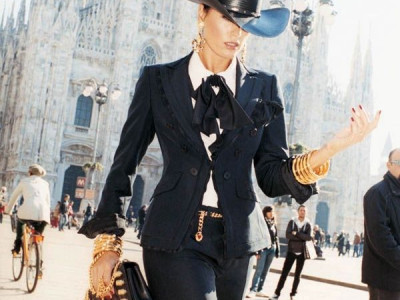 O οίκος Moschino φωτογραφίζεται στο Μιλάνο.