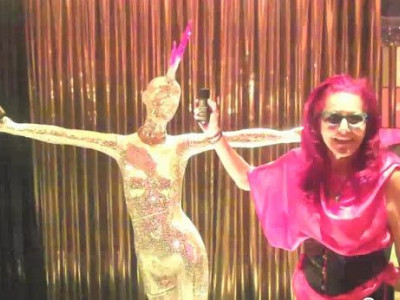 «Χρειάζομαι έναν αναπτήρα και την Apivita μου» λέει η Patricia Field