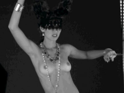 Ο οίκος Chanel αποτελεί πηγή έμπνευσης και στη ζωγραφική