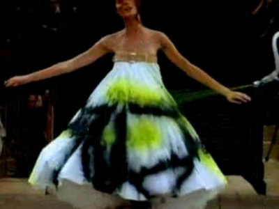 Ένα χρόνο μετά το θάνατο του ο Alexander McQueen ακόμα μας αφήνει άφωνους με το ταλέντο του