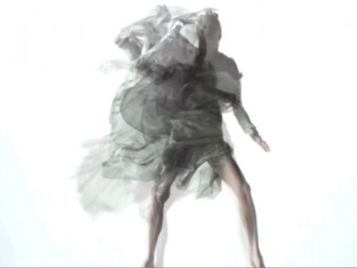 Η ανοιξιάτικη γυναικεία συλλογή του Gareth Pugh σε ένα νέο artistic βίντεο