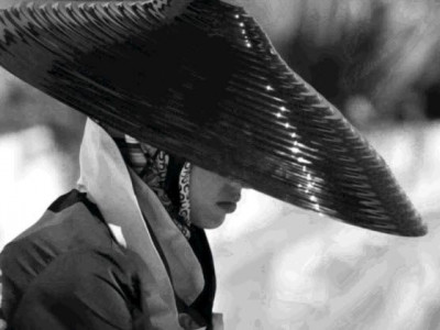 «Suggestions» από την ιταλική Vogue σε μια ασπρόμαυρη φωτογράφιση