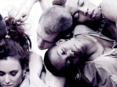 Χορός και μόδα μαζί στο νέο βίντεο της Rachel Roy