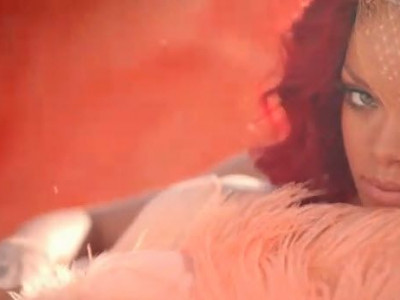 Tο πέρασμα από τον καθρέφτη οδηγεί στο άρωμα της Rihanna