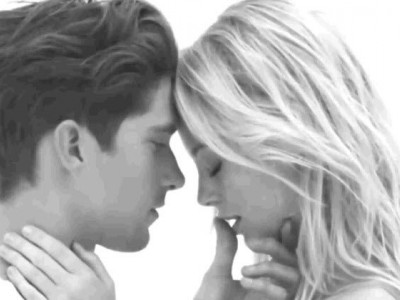 Το φιλί: μια παραμελημένη πράξη αγάπης σε ασπρόμαυρες εικόνες