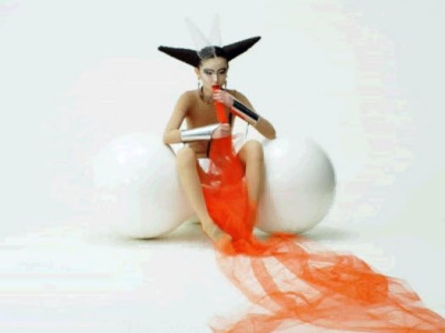 Ιχθείς: η τρίτη στάση ενός υπεργαλαξιακού ταξιδιού μόδας