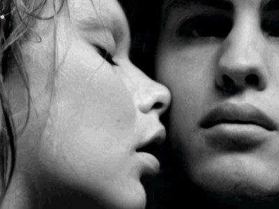 Σκοτεινή αισθητική και ερωτισμός  με ή χωρίς ρούχα