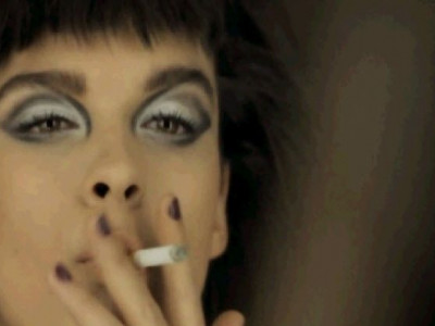 60s αισθητική σε ένα βίντεο που αποτυπώνει τη γυναικεία γοητεία