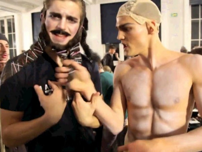 Δείτε τo: τα αγόρια ξέρουν να διασκεδάζουν