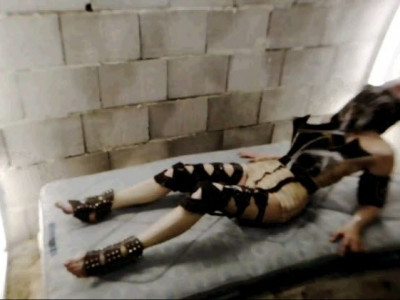 Απόκοσμα κομψοτεχνήματα από την Una Burke