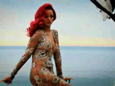 Μπείτε στα παρασκήνια της φωτογράφισης της Rihanna για τη Vogue