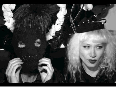 «Παρίσι»: το νέο βίντεο με τα καπέλα του διάσημου Piers Atkinson