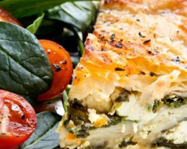 Παραδοσιακή σπανακόπιτα και μπουζουκάκι