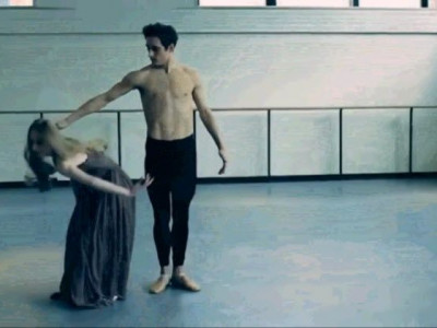 Μπαλέτο και Chloé δημιουργίες σε ένα βίντεο