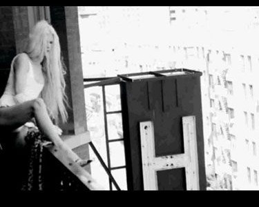 Με την iconic Kristen McMenamy στα παρασκήνια της φωτογράφισης της ιταλικής Vogue