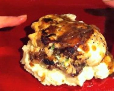 Γεμιστό κοτόπουλο με βασιλικό και λιαστή ντομάτα