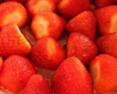 Σάλτσα φράουλας για τα γλυκά και τις σαλάτες σας