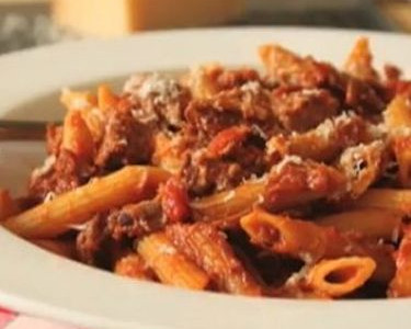 Ζουμερά κομματάκια χοιρινού με ζυμαρικά