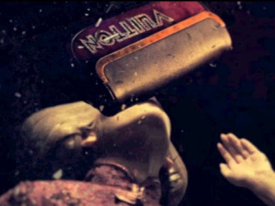 Μέσα σε μια βιτρίνα με Louis Vuitton δημιουργίες