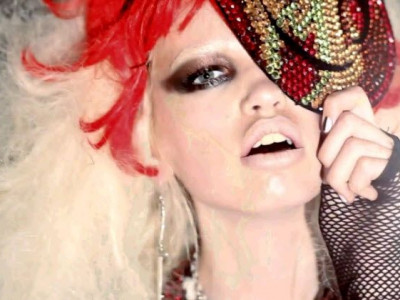 H Daphne Groeneveld γίνεται tribal αλά Numéro