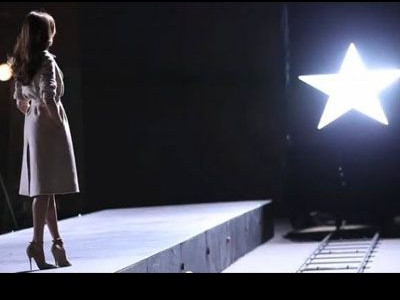 H Eva Mendes μπήκε στη μηχανή των ονείρων για τον Mugler