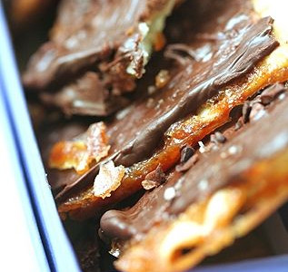 Καραμελωμένα κράκερς με πλούσια σοκολάτα