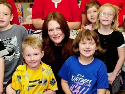 Παρακολουθήστε τη Julianne Moore και ψηφίστε