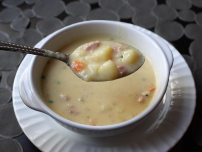 Ζεστή σούπα με πατάτες και ζαμπόν