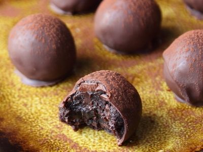 Γιορτινά σοκολατάκια με ρούμι από brownies