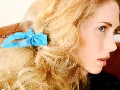 Πάρτε δημιουργικές ιδέες για το πως να φορέσετε τα κοκαλάκια στα μαλλιά