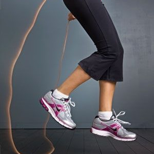 Μάθημα γυμναστικής με σχοινάκι από ένα μοντέλο