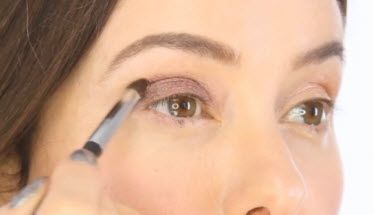 Παρακολουθήστε το μάθημα μακιγιάζ με μεταλλικές σκιές της Chanel