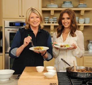 Στην κουζίνα με την Jessica Alba και την Martha Stewart