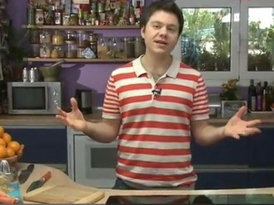 O Ευτύχης Μπλέτσας ετοιμάζει έναν σούπερ χυμό ευεξίας