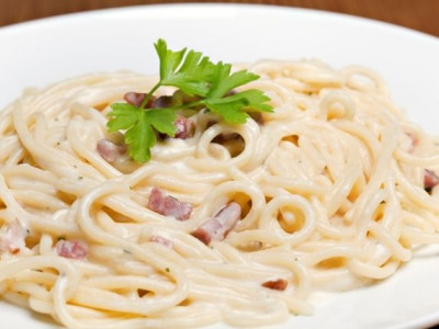 Η Nigella Lawson ετοιμάζει καρμπονάρα