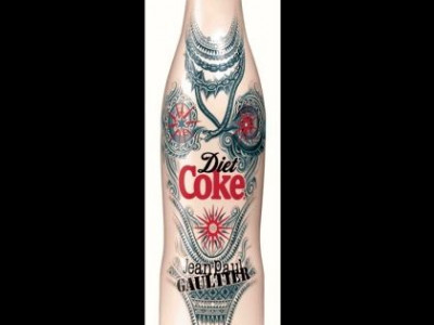 H Daisy Lowe γίνεται η μούσα του Gaultier για την Diet-Coke