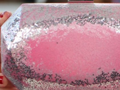 Ένα clutch εμπνευσμένο από τις δημιουργίες του οίκου Chanel