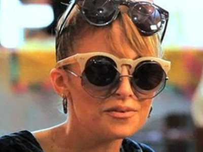 Τι κρύβει στην τσάντα της η Nicole Richie;