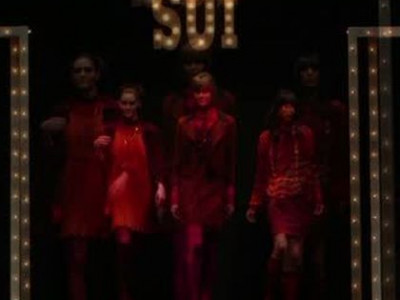 New York Fashion Week: Το εντυπωσιακό άνοιγμα του show της Anna Sui