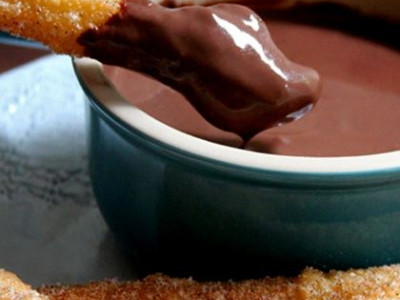 Φτιάξτε μόνες σας εύκολα και γρήγορα, πεντανόστιμα churros με σοκολάτα!