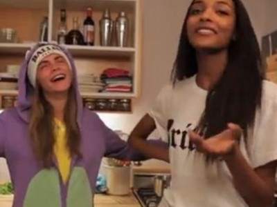 Jourdan Dunn- Cara Delevingne: Δύο supermodels στην κουζίνα