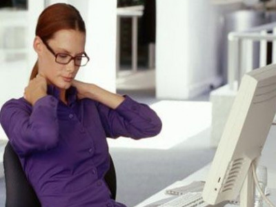 Nιώθετε πιασμένη στη δουλειά; Ασκήσεις για καθιστές! (βίντεο)