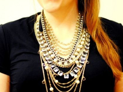 Πώς να τελειοποιήσετε την τέχνη του layering στα κοσμήματά σας