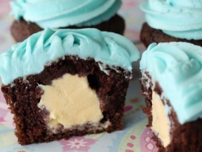 Φτιάξτε εύκολα και γρήγορα, πεντανόστιμα cupcakes με γέμιση… παγωτού!