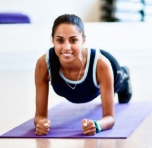 To fitness πρόγραμμα που θα λατρέψετε: Για γραμμωμένη κοιλιά και χέρια!