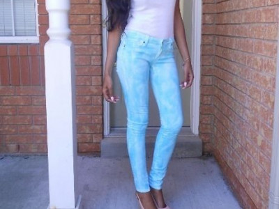 Μετατρέψτε σε Tie Dye το απλό λευκό τζιν σας, ολομόναχες!