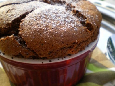 Εύκολη συνταγή για ζουμερό και πεντανόστιμο soufflé σοκολάτας!