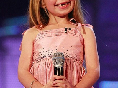 Somewhere over the Rainbow ~ Connie Talbot ( Britain's got talent 6 year old amazing girl )
