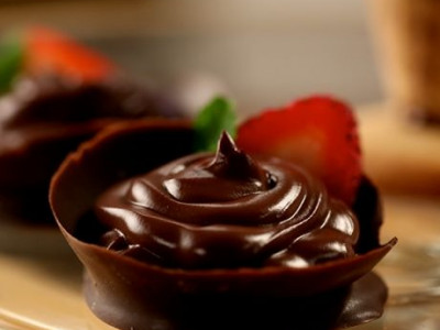 Φτιάξτε σοκολατένια μπολ και φλιτζανάκια, για τα επιδόρπιά σας